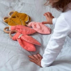 Anneau De Dentition En Bois Jaune Moutarde (personnalisable) -Djeco Magasin anneau de dentition en bois jaune moutarde personnalisable 7