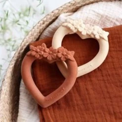 A Little Lovely Company Anneau De Dentition En Caoutchouc Coeur Terracotta 11 A Little Lovely Company Anneau De Dentition En Caoutchouc Coeur Terracotta -Djeco Magasin anneau de dentition en caoutchouc coeur terracotta 5