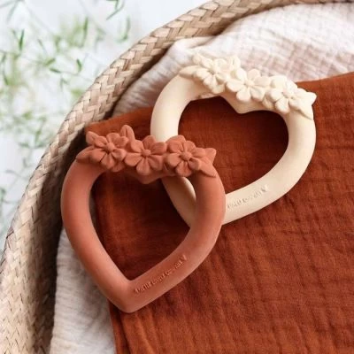 A Little Lovely Company Anneau De Dentition En Caoutchouc Coeur Terracotta 5 A Little Lovely Company Anneau De Dentition En Caoutchouc Coeur Terracotta – Image 5
