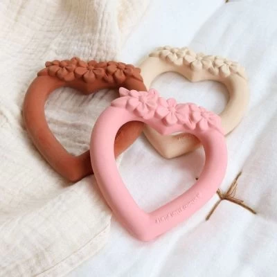 A Little Lovely Company Anneau De Dentition En Caoutchouc Coeur Terracotta 6 A Little Lovely Company Anneau De Dentition En Caoutchouc Coeur Terracotta – Image 6