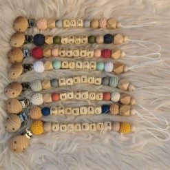 Attache Sucette En Bois Beige Et Moutarde (personnalisable) -Djeco Magasin attache sucette en bois beige et moutarde personnalisable 3