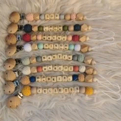 Attache Sucette En Bois Marbre Et Rose Pâle (personnalisable) -Djeco Magasin attache sucette en bois marbre et rose pale personnalisable 3