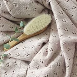 Brosse à Cheveux Bébé De Relaxation En Bois Et Poils De Chèvre Doux -Djeco Magasin brosse a cheveux bebe de relaxation en bois et poils de chevre doux 3