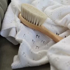 Brosse à Cheveux Bébé De Relaxation En Bois Et Poils De Chèvre Doux -Djeco Magasin brosse a cheveux bebe de relaxation en bois et poils de chevre doux 4