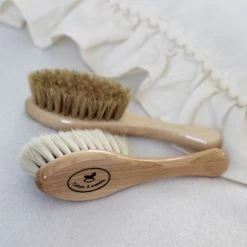 Brosse à Cheveux Bébé De Relaxation En Bois Et Poils De Chèvre Doux -Djeco Magasin brosse a cheveux bebe de relaxation en bois et poils de chevre doux 6