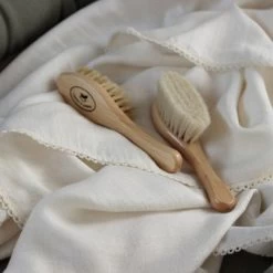 Brosse à Cheveux Bébé De Relaxation En Bois Et Poils De Chèvre Doux -Djeco Magasin brosse a cheveux bebe de relaxation en bois et poils de chevre doux 7