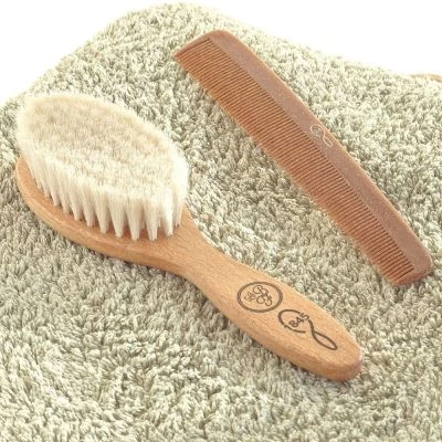 Brosse à Cheveux Bébé En Hêtre Rouge Et Soie De Chèvre 2 Brosse à Cheveux Bébé En Hêtre Rouge Et Soie De Chèvre – Image 2