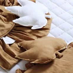 Coussin Feuille D'érable Blanc (43 Cm) -Djeco Magasin coussin feuille d erable blanc 43 cm 3