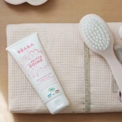 Beaba Crème Hydratante Visage Et Corps à L'huile D'amande Douce Bio (100 Ml) -Djeco Magasin creme hydratante visage et corps a l huile d amande douce bio 100 ml 5