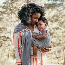 Echarpe De Portage Sling Sans Noeud Tissé En Coton Bio Gris Vintage 9 Echarpe De Portage Sling Sans Noeud Tissé En Coton Bio Gris Vintage -Djeco Magasin echarpe de portage sling sans noeud tisse en coton bio gris vintage 4