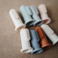 Mushie Lot De 2 Brosses à Dent à Doigt Shifting Sand/Clay 15 Mushie Lot De 2 Brosses à Dent à Doigt Shifting Sand/Clay -Djeco Magasin lot de 2 brosses a dent a doigt shifting sand clay 7