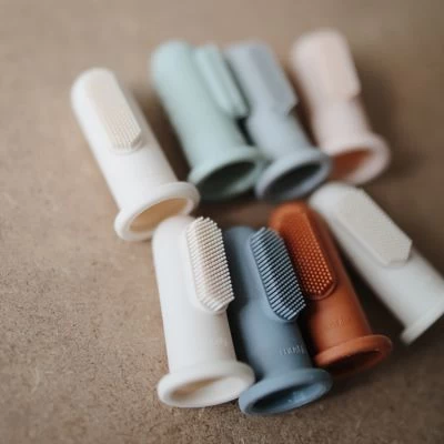 Mushie Lot De 2 Brosses à Dent à Doigt Shifting Sand/Clay 7 Mushie Lot De 2 Brosses à Dent à Doigt Shifting Sand/Clay – Image 7