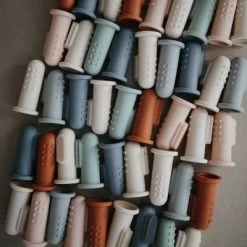 Mushie Lot De 2 Brosses à Dent à Doigt Shifting Sand/Clay 16 Mushie Lot De 2 Brosses à Dent à Doigt Shifting Sand/Clay -Djeco Magasin lot de 2 brosses a dent a doigt shifting sand clay 8