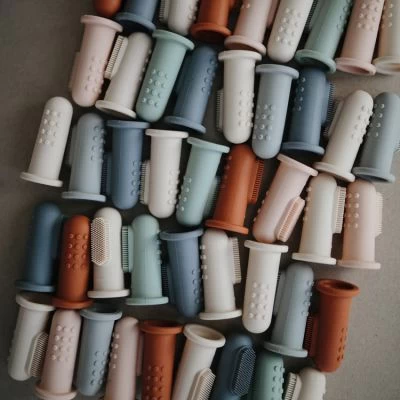 Mushie Lot De 2 Brosses à Dent à Doigt Shifting Sand/Clay 8 Mushie Lot De 2 Brosses à Dent à Doigt Shifting Sand/Clay – Image 8