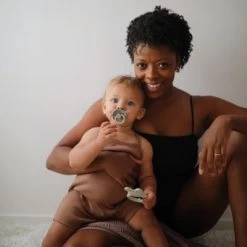 Lot De 2 Sucettes En Latex Daisy Bloom Aurora/Croissant (0-6 Mois) -Djeco Magasin lot de 2 sucettes en latex daisy bloom aurora croissant 0 6 mois 5