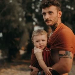 Petite écharpe Sling Sans Noeud Réversible Fauve, Rouge Bourgogne -Djeco Magasin petite echarpe sling sans noeud reversible fauve rouge bourgogne 3