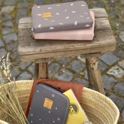 LÄSSIG Pochette Carnet De Santé Casual Blocks Taupe 9 LÄSSIG Pochette Carnet De Santé Casual Blocks Taupe -Djeco Magasin pochette carnet de sante casual blocks taupe 4