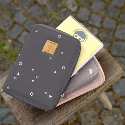 LÄSSIG Pochette Carnet De Santé Casual Blocks Taupe 5 LÄSSIG Pochette Carnet De Santé Casual Blocks Taupe – Image 5