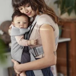 BabyBjörn Porte Bébé Mini Tissu Mesh 3D Gris -Djeco Magasin porte bebe mini tissu mesh 3d gris 5