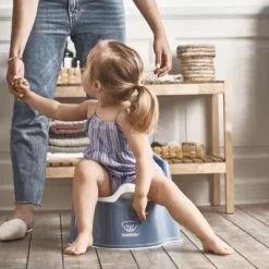 BabyBjörn Pot Bébé Fauteuil Bleu Profond Et Blanc -Djeco Magasin pot bebe fauteuil bleu profond et blanc 3