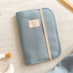 Protège Carnet De Santé Nid D'abeille Poema Stone Blue 8 Protège Carnet De Santé Nid D'abeille Poema Stone Blue -Djeco Magasin protege carnet de sante nid d abeille poema stone blue 3