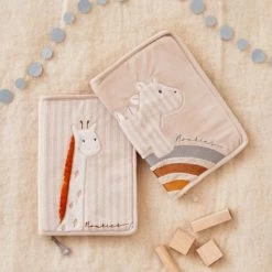 Protège Carnet De Santé Tiga La Girafe TSO -Djeco Magasin protege carnet de sante tiga la girafe tso 5
